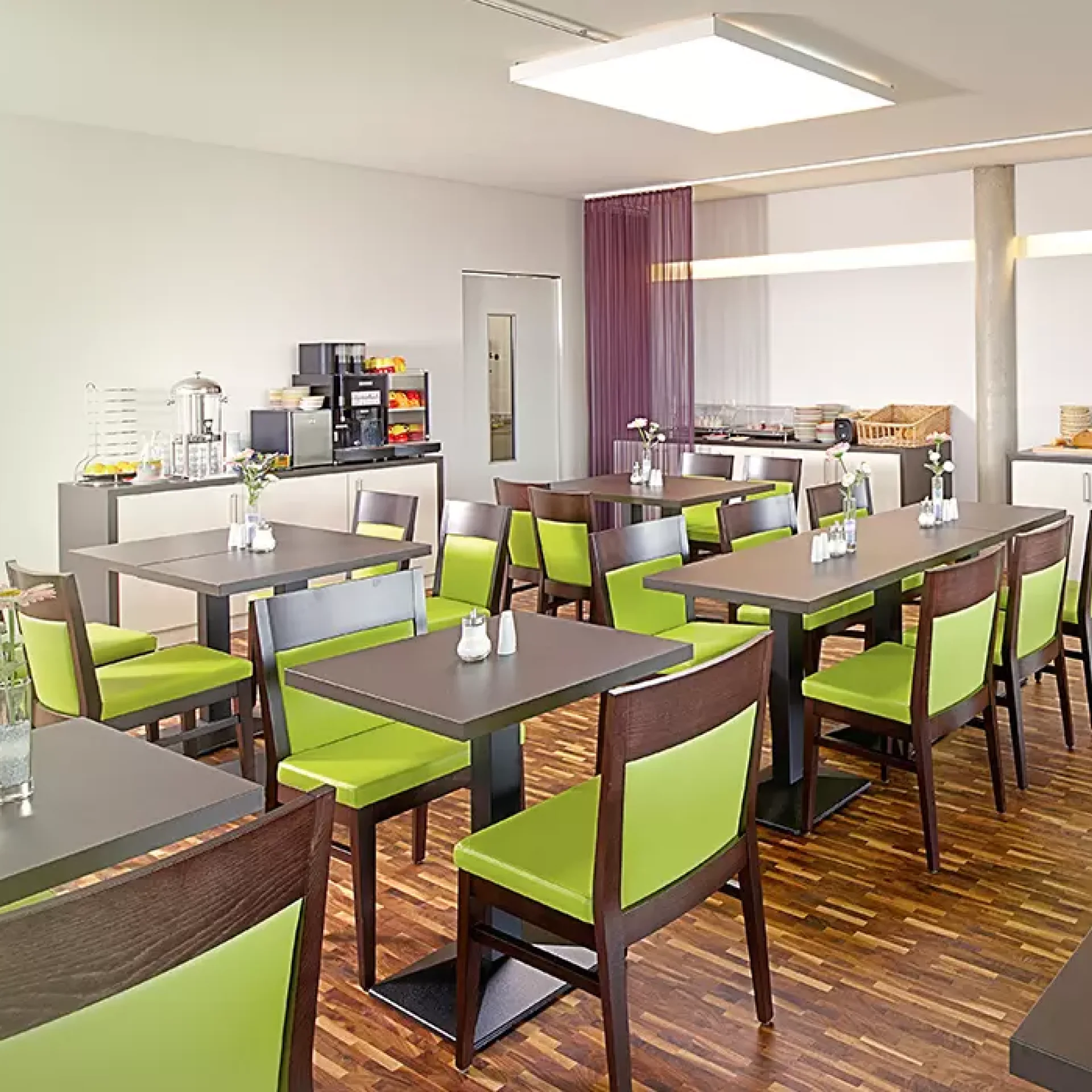 XXXLutz Objekteinrichtung Referenz Restaurant & Bar IQ Hotel