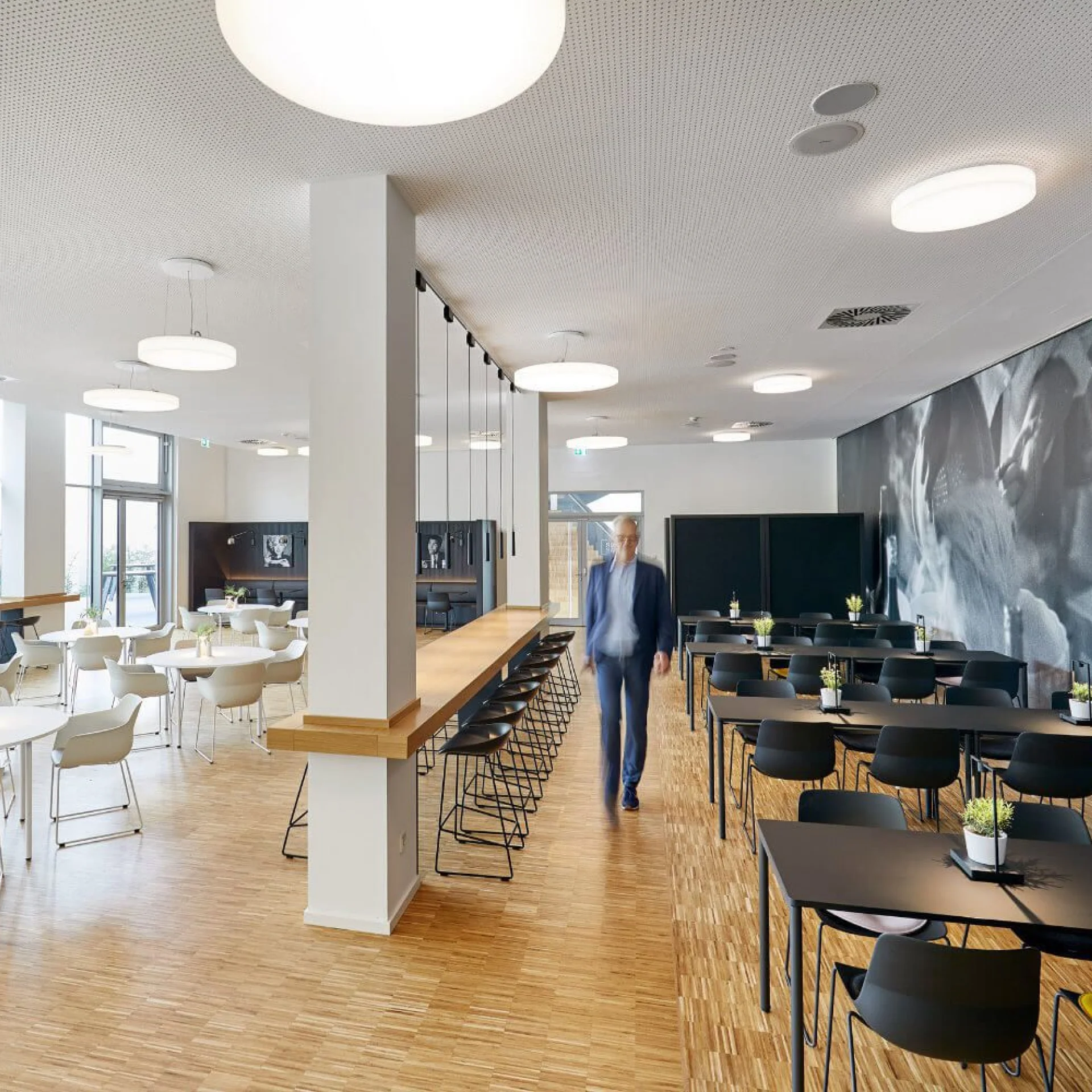XXXLutz Objekteinrichtung Referenz Büroeinrichtungen KIND Akademie